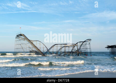 Le Jet Star roller coaster toujours ensembles dans l'océan Atlantique à Seaside Heights, NJ USA. La montagne russe a été déposé là par l'Ouragan Sandy en octobre 2012 et a été supprimée en mai 2013 Banque D'Images