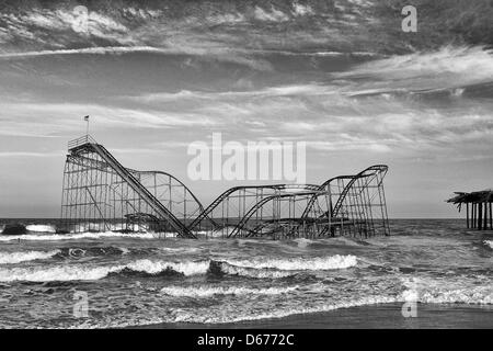 Le Jet Star roller coaster toujours ensembles dans l'océan Atlantique à Seaside Heights, NJ USA en noir et blanc. La montagne russe a été déposé là par l'Ouragan Sandy en octobre 2012 et a été supprimée en mai 2013 Banque D'Images