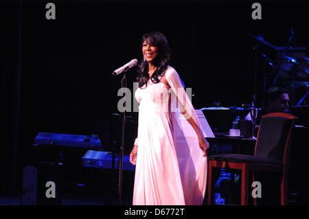 6 octobre 2012 - Mashantucket, Connecticut, États-Unis - Natalie Cole effectue un spectacle inoubliable au MGM Grand at Foxwoods Resort Casino à Mashantucket tc, le 13 avril 2013. (Crédit Image : © Anna coiffure/ZUMAPRESS.com) Banque D'Images