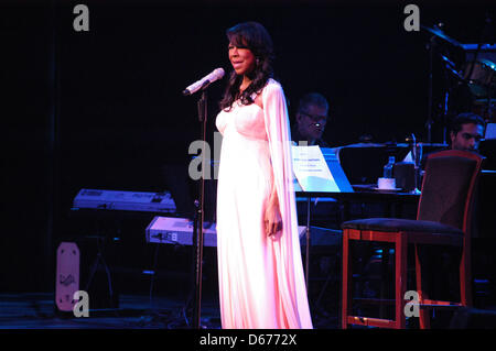 6 octobre 2012 - Mashantucket, Connecticut, États-Unis - Natalie Cole effectue un spectacle inoubliable au MGM Grand at Foxwoods Resort Casino à Mashantucket tc, le 13 avril 2013. (Crédit Image : © Anna coiffure/ZUMAPRESS.com) Banque D'Images