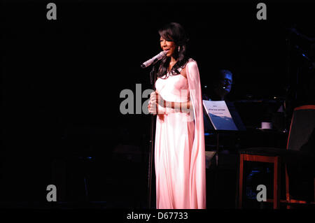 6 octobre 2012 - Mashantucket, Connecticut, États-Unis - Natalie Cole effectue un spectacle inoubliable au MGM Grand at Foxwoods Resort Casino à Mashantucket tc, le 13 avril 2013. (Crédit Image : © Anna coiffure/ZUMAPRESS.com) Banque D'Images