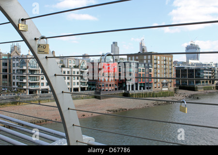 L'amour des verrous sur le Millennium Bridge London England UK Banque D'Images