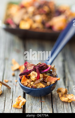 Plateau de fruits secs dans le thé scoop Banque D'Images