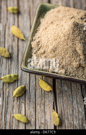 Gousses de cardamome et de cardamome en poudre, close-up Banque D'Images