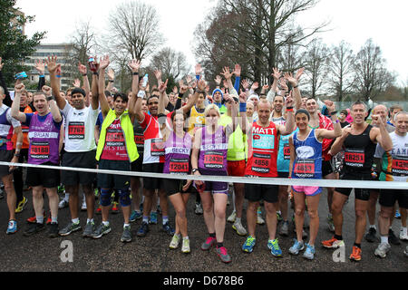 Brighton, UK. 14 avril, 2013. Le Marathon 2013 de Brighton. Sur la photo, c'est l'action de l'événement le long du cours à Brighton et Hove, East Sussex, UK. Banque D'Images