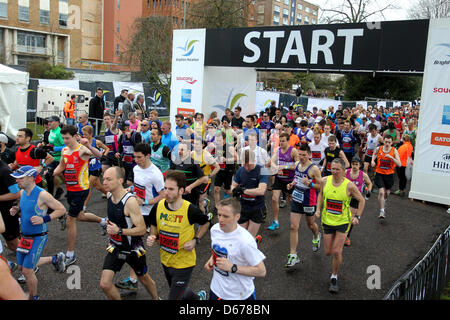 Brighton, UK. 14 avril, 2013. Le Marathon 2013 de Brighton. Sur la photo, c'est l'action de l'événement le long du cours à Brighton et Hove, East Sussex, UK. Banque D'Images