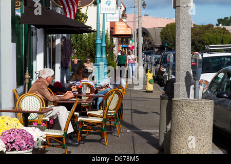 Les gens marcher dans les rues de Sausalito, Californie et appréciant le déjeuner à un restaurant en plein air. Banque D'Images