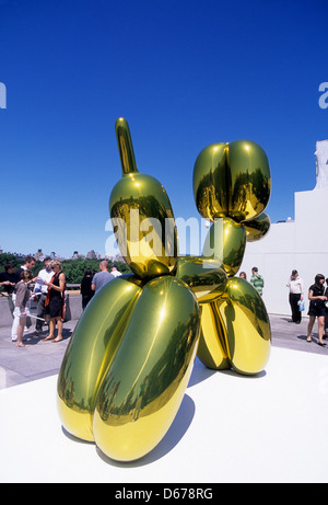 Jeff Koons Balloon Dog (jaune) au Metropolitan Museum of Art exposition sur le jardin de toit New York USA Banque D'Images