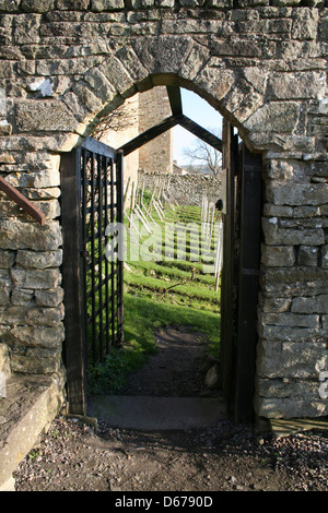 Passerelle en pierre menant dans les jardins du château de Bolton dans Wensleydale Yorkshire du Nord. Banque D'Images