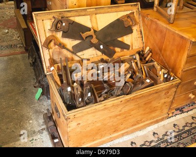 Une grande boîte d'outils à bois traditionnel en milieu rural antique shop. Banque D'Images