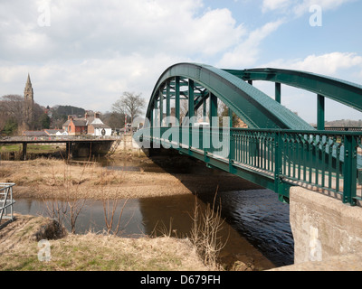 Le pont sur la rivière Esk à Ruswarp près de Whitby construit 1935 par Cleveland Bridge St Bartholomews en arrière-plan Banque D'Images