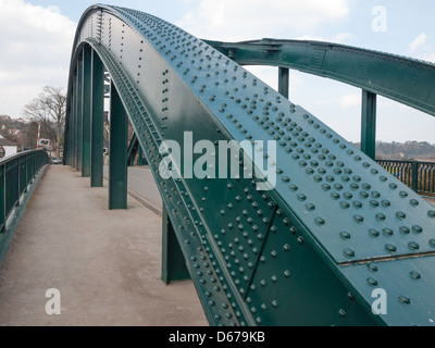 Pont en acier sur la rivière Esk à Ruswarp montrant la construction rivetée typique des années 1930, avant de souder a été introduit Banque D'Images