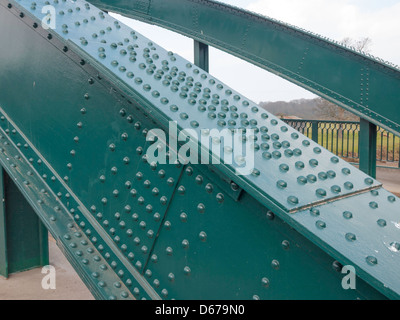 Pont en acier sur la rivière Esk à Ruswarp montrant la construction rivetée typique des années 1930, avant de souder a été introduit Banque D'Images