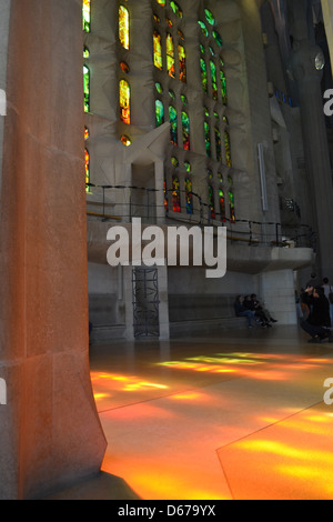 Cathédrale de Gaudí, La Sagrada Familia, l'intérieur, lumière de vitraux sur marbre, Barcelone. Banque D'Images