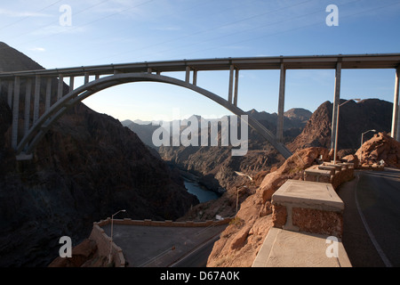 Vue sur le pont est considéré à l'Hoover Dam sur la frontière du Nevada et l'Arizona, USA Banque D'Images
