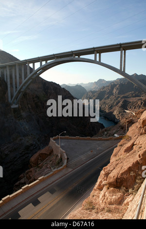 Vue sur le pont est considéré à l'Hoover Dam sur la frontière du Nevada et l'Arizona, USA Banque D'Images