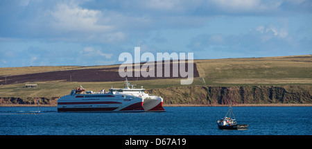 Pentland Ferries mv Pentalina arrivant à St Margaret's Hope, South Ronaldsay, îles Orcades, Ecosse Banque D'Images