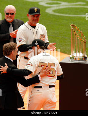 7 avril 2013 - San Francisco, CA, États-Unis d'Amérique - Avril 07, 2013 San Francisco, CA..Barry Zito (75) est accueilli par Larry Baer qu'il reçoit sa bague de la Série mondiale 2012. Directeur général Brian Sabean et manager Bruce Bochy (en haut L-R) chercher sur avant l'action dans un match entre les Giants de San Francisco et l'Cardinals de Saint-Louis à AT & T Park à San Francisco, Californie. Les Cardinaux acheminés les Giants 14-3....Daniel Gluskoter/CSM Banque D'Images