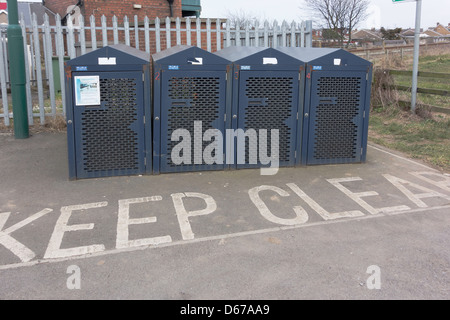 Bloquer le stockage pour des vélos à un embranchement railway station Banque D'Images