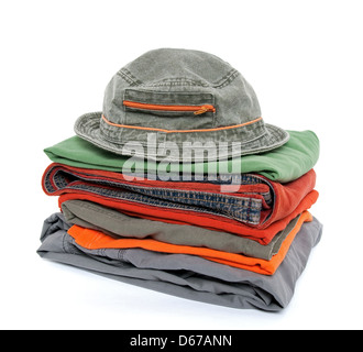Des vêtements colorés et hat sur fond blanc. Banque D'Images