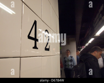 Le numéro 42 sur une tuile NYC Subway à la 42e st IRT plate-forme du métro, New York, NY, le 11 avril 2013, © Katharine Andriotis Banque D'Images