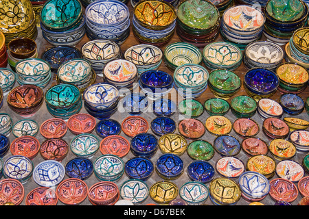 Plats en céramique de couleur vive en vente au marché de Jamaa el Fna, Marrakech ou Marrakech, Maroc. Banque D'Images