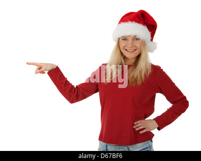 Smiling girl wearing Santa hat Noël, montrant la direction. Isolé sur blanc. Banque D'Images