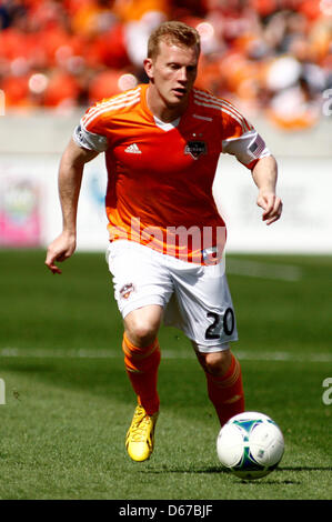 14 avril 2013 - Houston, Texas, États-Unis d'Amérique - 14 avr 2013 : Houston Dynamo pilote # 20 joueur Andrew fait avancer la balle dans la zone offensive pendant la match de soccer MLS entre le Dynamo de Houston et le Chicago Fire de stade BBVA Compass à Houston, TX. Banque D'Images