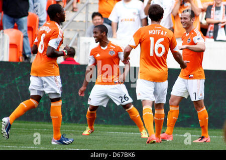 14 avril 2013 - Houston, Texas, États-Unis d'Amérique - 14 avr 2013 : Les membres du Houston Dynamo célébrer leur objectif d'ouverture pendant les match de soccer MLS entre le Dynamo de Houston et le Chicago Fire de stade BBVA Compass à Houston, TX. Banque D'Images