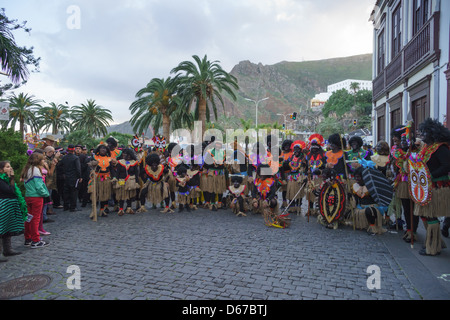 Santa Cruz de Los Indianos, Carnaval, fête de rue et parades avec fantaisie. Politiquement incorrect. Noir complet jusqu 'autochtones'. Banque D'Images