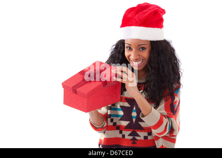 Young black African American Woman wearing a santa hat l'ouverture d'une boîte-cadeau, isolé sur fond blanc Banque D'Images