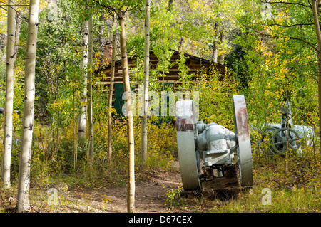 Equipements d'exploitation minière en face de musée avec feuillage de l'automne, Vicksburg Ghost Town, Sawatch, montagnes du Colorado. Banque D'Images