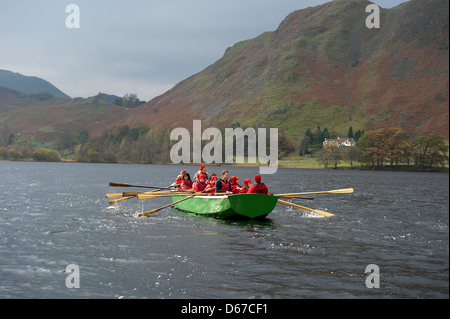 Les jeunes enfants de l'école sur un bateau d'aviron dans l'Ullswater Lake District. Banque D'Images