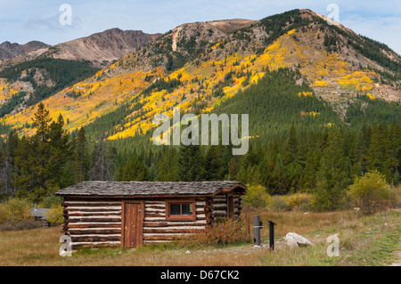 Ball Cabin Museum avec feuillage d'automne, ville fantôme, Sawatch Winfield, montagnes du Colorado. Banque D'Images