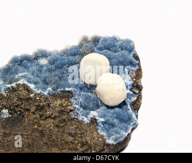 Boules blanches sur la matrice de calcédoine de Maharashtra, Inde Banque D'Images