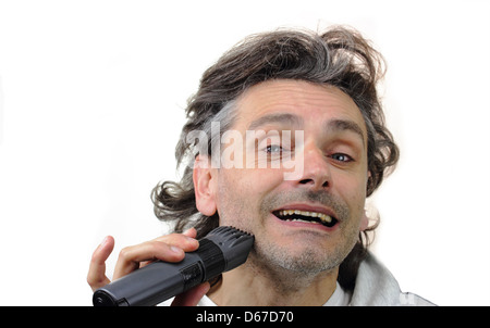 Rasage homme sa joue à l'aide de rasoir électrique Banque D'Images