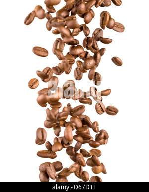 Les grains de café chute isolated on white Banque D'Images