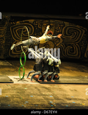 Beijing, Chine - Avril 1:un groupe de danseurs acrobat pendant show acrobatique au théâtre de Chaoyang, Beijing le 1 avril 2013. Banque D'Images