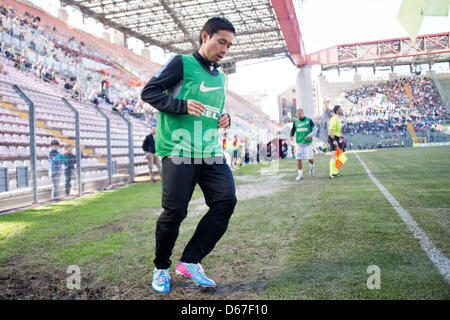 Yuto Nagatomo (Inter), le 14 avril 2013 - Football / Soccer : Yuto Nagatomo de chauffe lors l'Italien 'Serie' un match entre Cagliari 2-0 Inter Milan au Stadio Nereo Rocco à Trieste (Italie). (Photo par Enrico Calderoni/AFLO SPORT) Banque D'Images