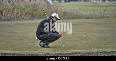 Melbourne, Australie. 15-11-12. Adam Scott (Aus) aligne son putt lors du premier tour à l'Australian Masters Banque D'Images