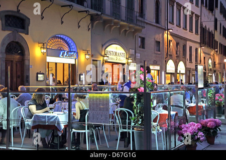 Restaurants dans la Piazza della Signoria à nuit à Florence Italie Banque D'Images