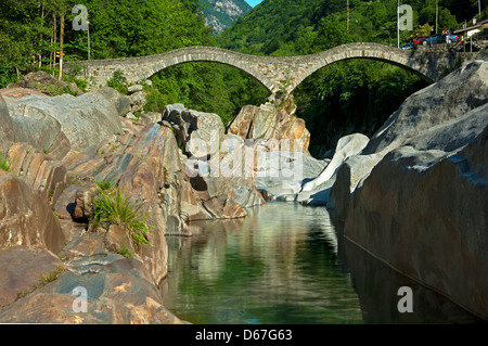 Pont de pierre historique arc double ponte dei Salti, Lavertezzo, vallée de Verzasca, Tessin, Suisse Banque D'Images