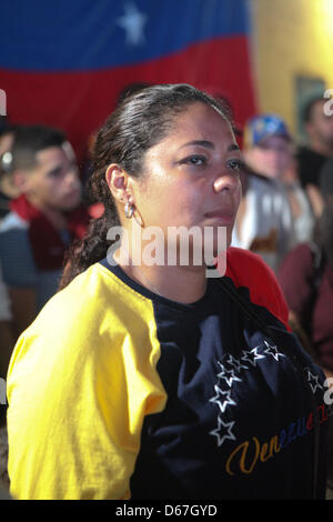 Dimanche 14 avril 2013, vénézuélien, les gens, d'attente, choix, annonces, El Arepazo,Doral, Venezuela, élections, résultats, réagir, la réaction, le président vénézuélien Nicolas maduro,,, Hector, gabino Banque D'Images