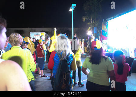 Dimanche 14 avril 2013, vénézuélien, les gens, d'attente, choix, annonces, El Arepazo,Doral, Venezuela, élections, résultats,, réagir, la réaction, le président vénézuélien Nicolas maduro,,, Hector, gabino Banque D'Images