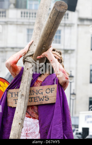 La Passion de Jésus à Trafalgar Square par les joueurs Wintershall le Vendredi Saint London England Banque D'Images