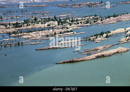 Quelques vestiges du crassier dépassent de la surface de l'eau du lac Zwenkau, qui est en train d'être inondées, près de Zwenkau, Allemagne, 22 mai 2012. Le lignite a été exploité jusqu'en 1999 sur le site. Le lac est prévue d'être complètement inondé jusqu'en 2014 lorsqu'il couvre 10 km2 et d'être l'un des plus grands lacs. Neuseenland La région est fortement marquée par l'extraction de lignite Banque D'Images