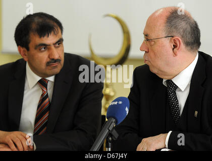 Porte-parole du Conseil de coordination des musulmans Ali Kizilkaya (L) et président du Conseil de l'Église évangélique en Allemagne (EKD) Nikolaus Schneider donner une conférence de presse à Duisburg, Allemagne, 21 juin 2012. Les deux organisations considérées comme les pourparlers à la mosquée Merkez à Duisburg un succès. Photo : HENNING KAISER Banque D'Images