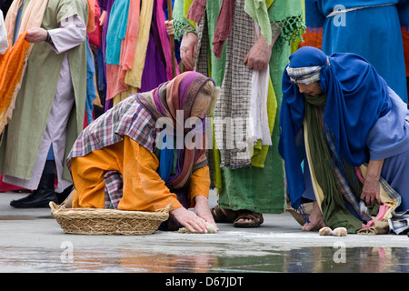 Femme village faire du pain Passion de Jésus exécuté à Trafalgar Square par la London England Banque D'Images