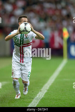 Le Portugais Joao Pereira pendant l'UEFA EURO 2012 football match de quart de finale la République tchèque contre le Portugal au stade National à Varsovie, Pologne, 21 juin 2012. Photo : XX dpa (veuillez vous reporter aux chapitres 7 et 8 de l'http://dpaq.de/Ziovh de l'UEFA Euro 2012 Termes & Conditions) Banque D'Images