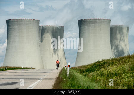 Un cycliste va vers les tours de refroidissement de la centrale nucléaire de Temelin, en République tchèque, le 22 juin 2012. Les partisans et les adversaires du nucléaire sont en train de discuter de l'expansion de la centrale nucléaire de Temelin à Budweis. La centrale nucléaire est d'être prolongé de deux réacteurs à eau sous pression jusqu'en 2025. Photo : ARMIN WEIGEL Banque D'Images